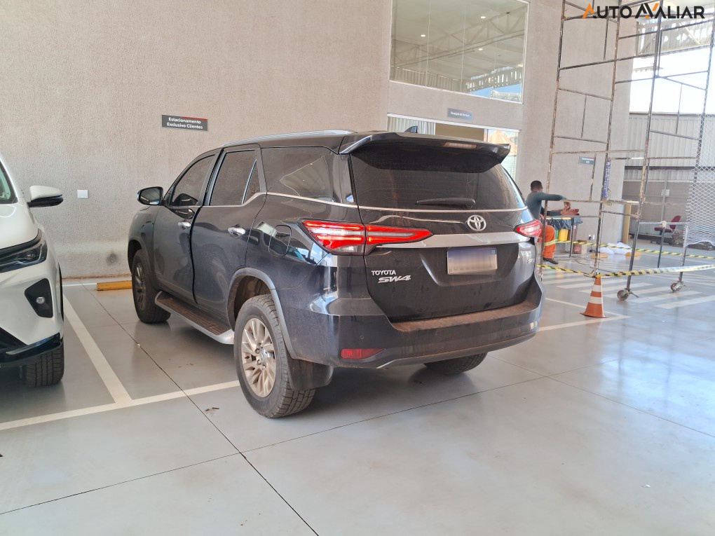 TOYOTA HILUX SW4 2.8 D-4D TURBO DIESEL SRX 7L 4X4 AUTOM&Aacute;TICO