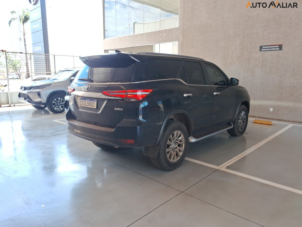 TOYOTA HILUX SW4 2.8 D-4D TURBO DIESEL SRX 7L 4X4 AUTOM&Aacute;TICO