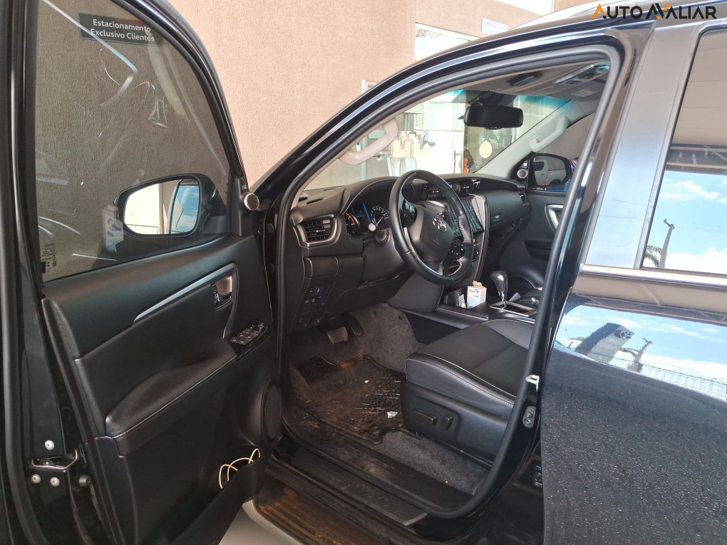 TOYOTA HILUX SW4 2.8 D-4D TURBO DIESEL SRX 7L 4X4 AUTOM&Aacute;TICO