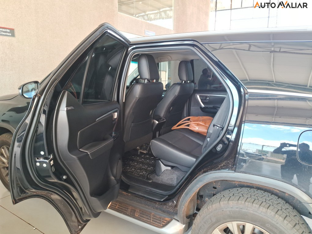 TOYOTA HILUX SW4 2.8 D-4D TURBO DIESEL SRX 7L 4X4 AUTOM&Aacute;TICO