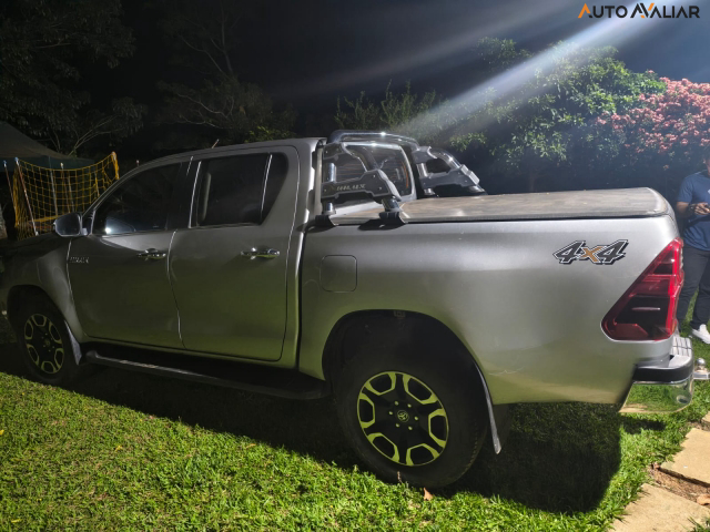 TOYOTA HILUX CD SRX 4X4 2.8 TDI 16V Diesel Aut.