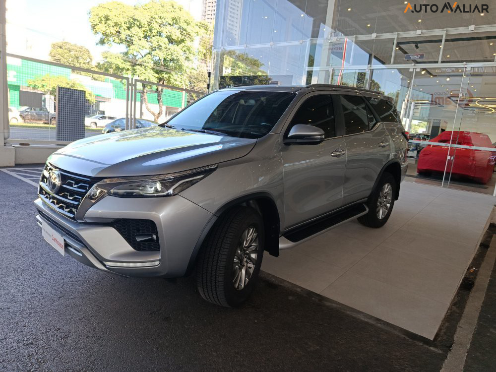 TOYOTA HILUX SW4 2.8 D-4D TURBO DIESEL SRX 7L 4X4 AUTOMÁTICO