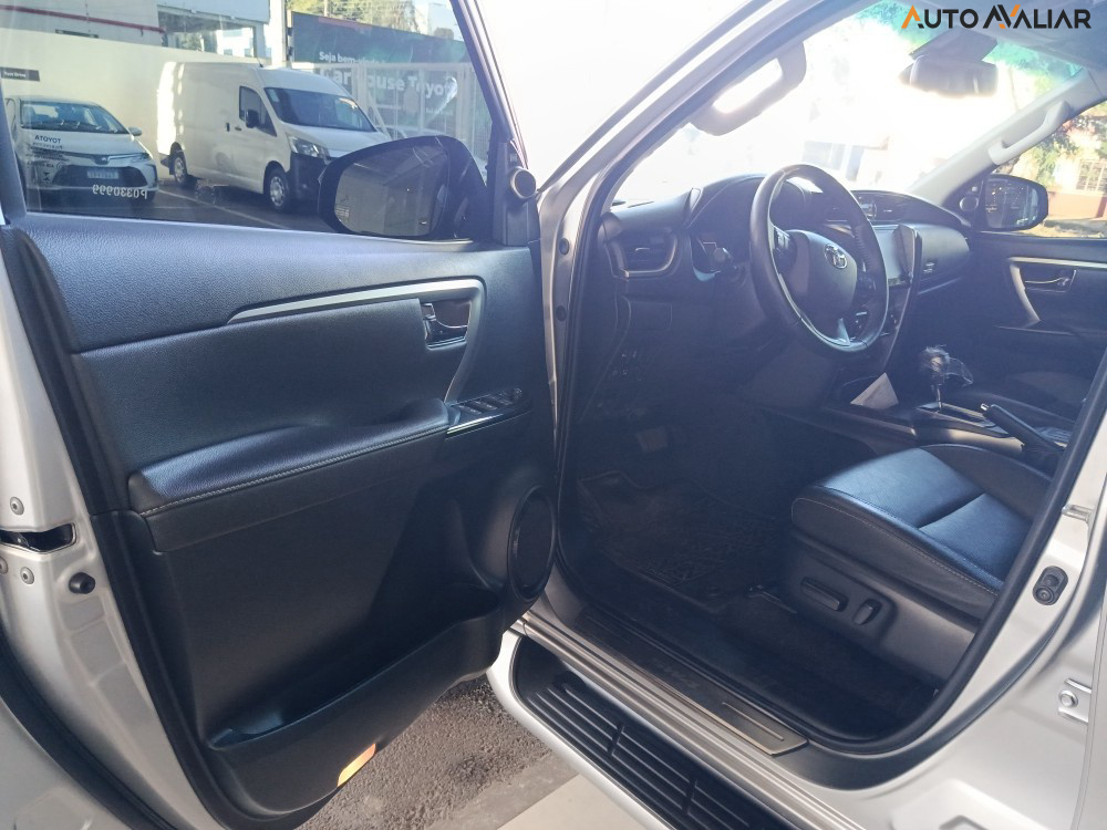 TOYOTA HILUX SW4 2.8 D-4D TURBO DIESEL SRX 7L 4X4 AUTOM&Aacute;TICO