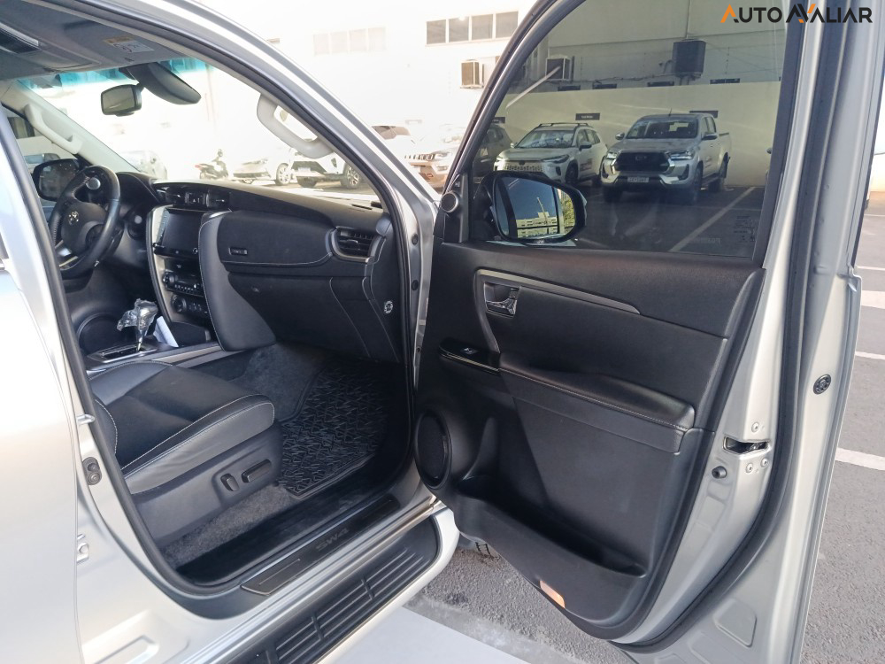 TOYOTA HILUX SW4 2.8 D-4D TURBO DIESEL SRX 7L 4X4 AUTOM&Aacute;TICO