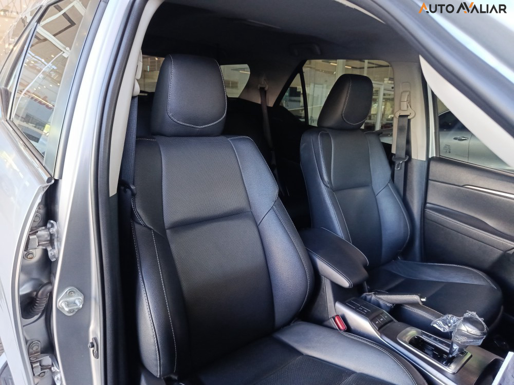 TOYOTA HILUX SW4 2.8 D-4D TURBO DIESEL SRX 7L 4X4 AUTOM&Aacute;TICO