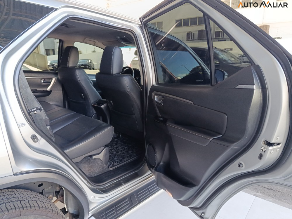 TOYOTA HILUX SW4 2.8 D-4D TURBO DIESEL SRX 7L 4X4 AUTOM&Aacute;TICO