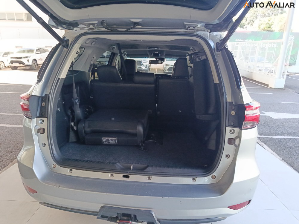 TOYOTA HILUX SW4 2.8 D-4D TURBO DIESEL SRX 7L 4X4 AUTOM&Aacute;TICO