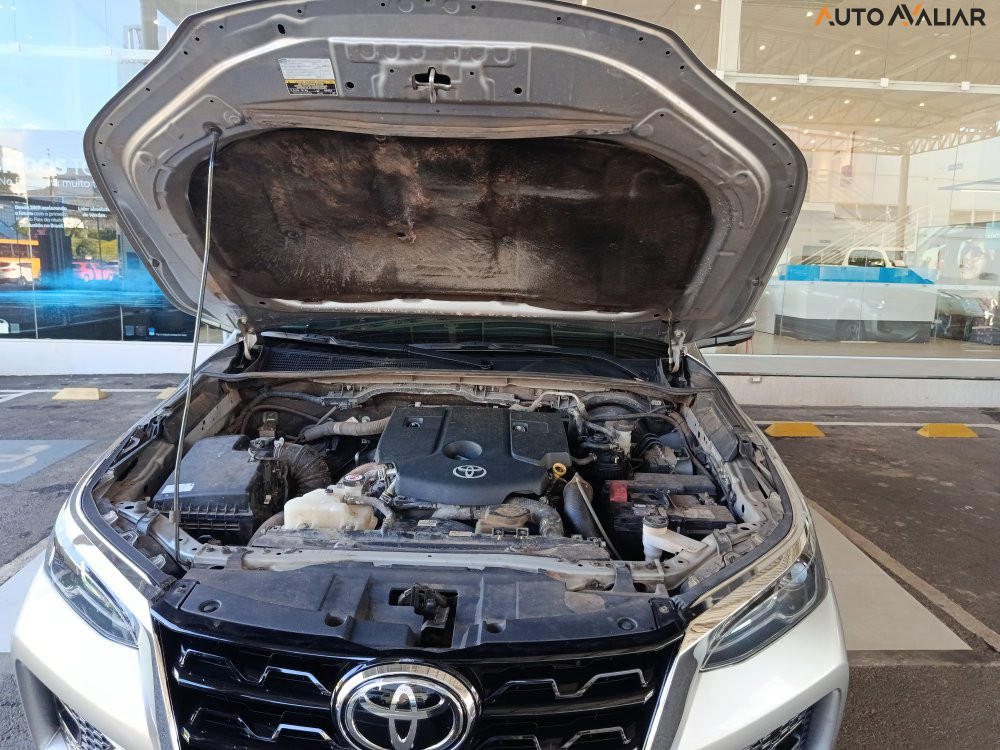 TOYOTA HILUX SW4 2.8 D-4D TURBO DIESEL SRX 7L 4X4 AUTOM&Aacute;TICO