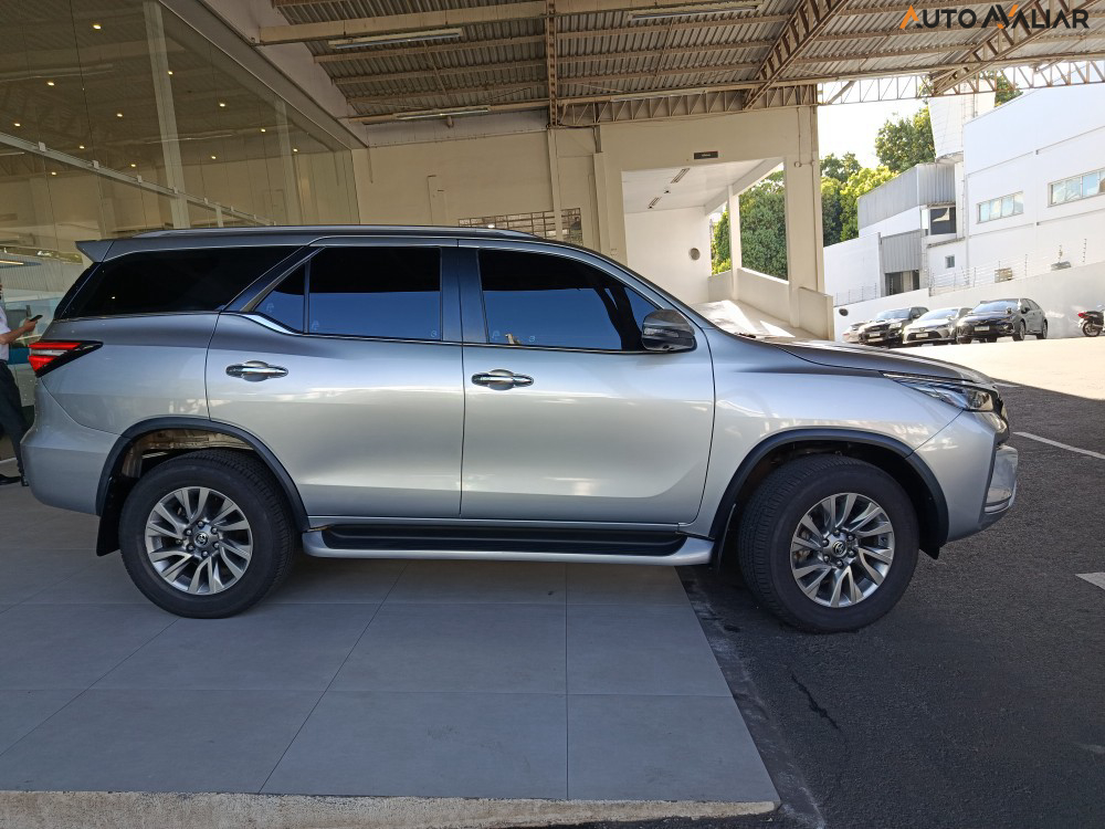 TOYOTA HILUX SW4 2.8 D-4D TURBO DIESEL SRX 7L 4X4 AUTOM&Aacute;TICO