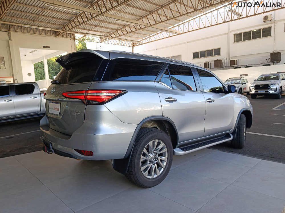 TOYOTA HILUX SW4 2.8 D-4D TURBO DIESEL SRX 7L 4X4 AUTOM&Aacute;TICO