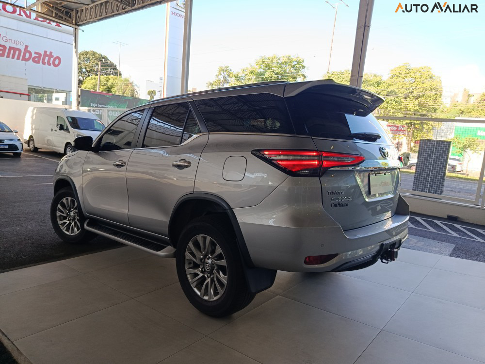 TOYOTA HILUX SW4 2.8 D-4D TURBO DIESEL SRX 7L 4X4 AUTOM&Aacute;TICO