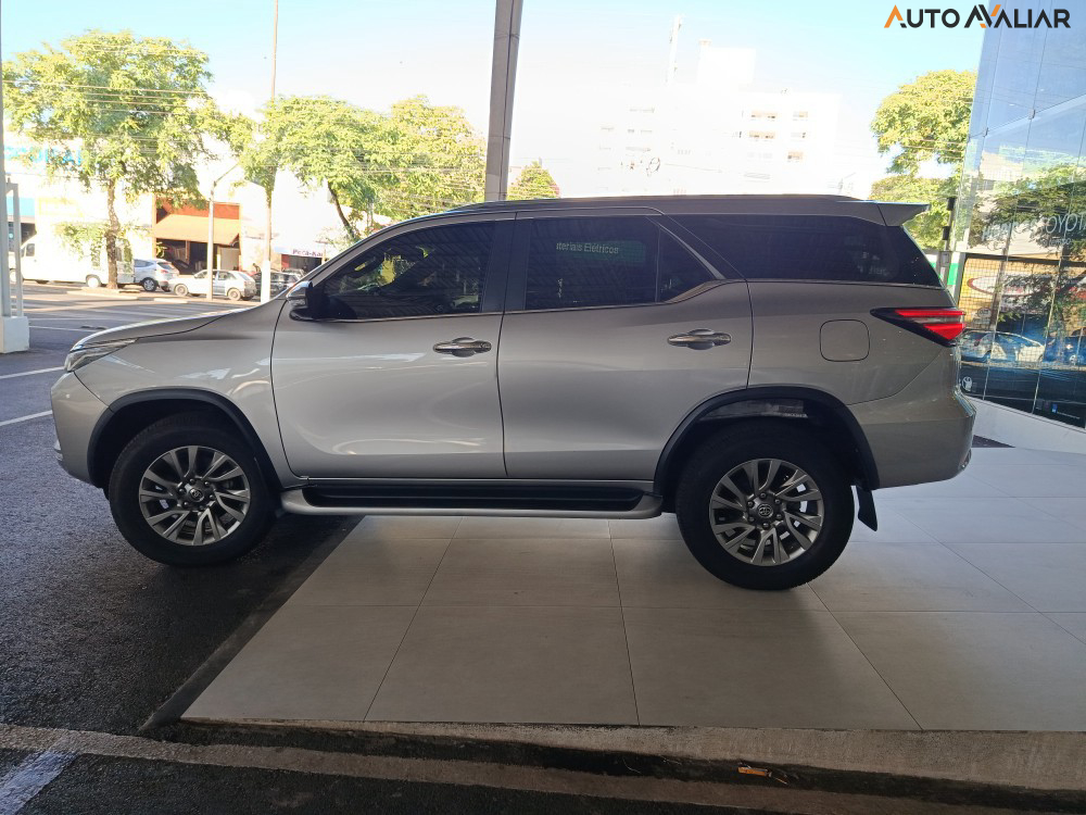 TOYOTA HILUX SW4 2.8 D-4D TURBO DIESEL SRX 7L 4X4 AUTOM&Aacute;TICO