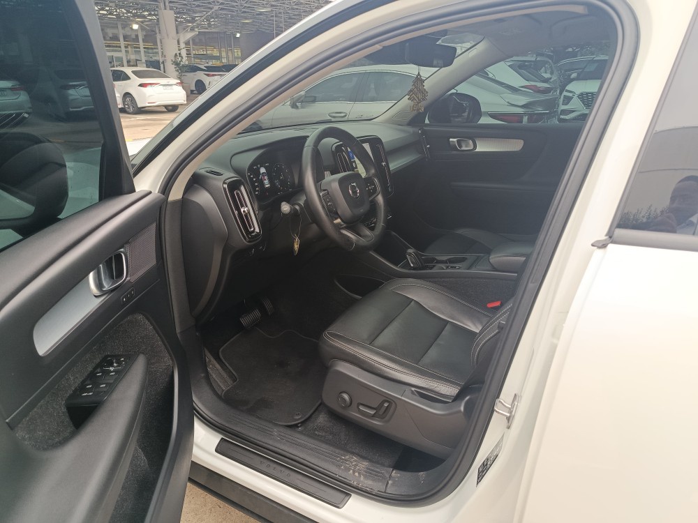 VOLVO XC40 2.0 T5 GASOLINA MOMENTUM AWD GEARTRONIC