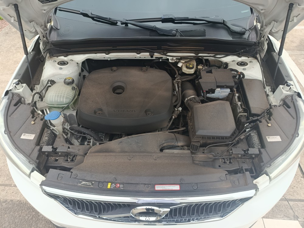 VOLVO XC40 2.0 T5 GASOLINA MOMENTUM AWD GEARTRONIC