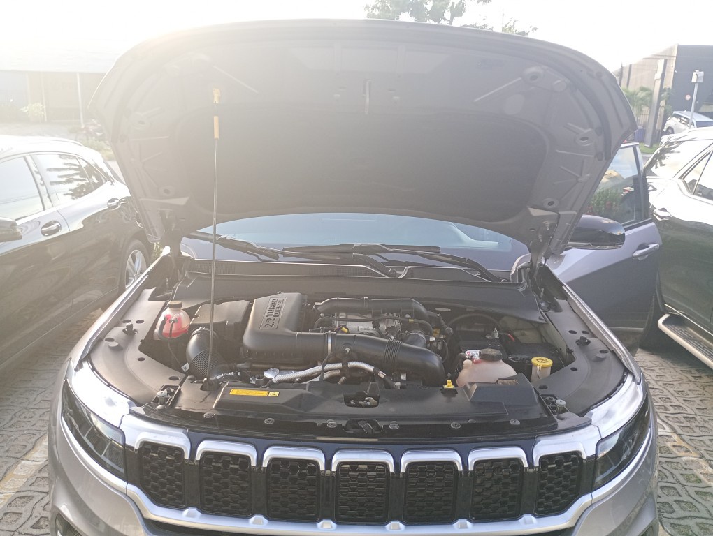 JEEP COMMANDER 2.2 TURBO DIESEL OVERLAND AT9