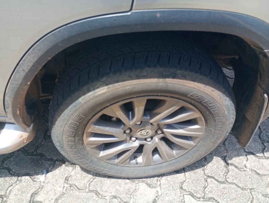 TOYOTA HILUX SW4 2.8 D-4D TURBO DIESEL SRX 7L 4X4 AUTOM&Aacute;TICO