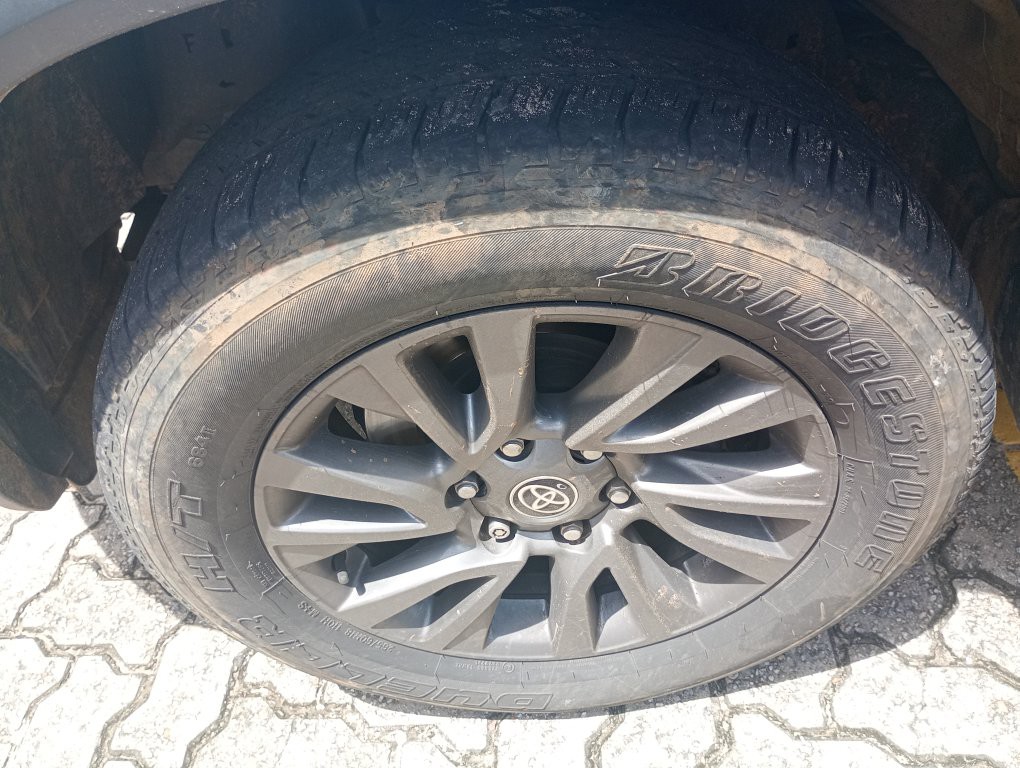 TOYOTA HILUX SW4 2.8 D-4D TURBO DIESEL SRX 7L 4X4 AUTOM&Aacute;TICO