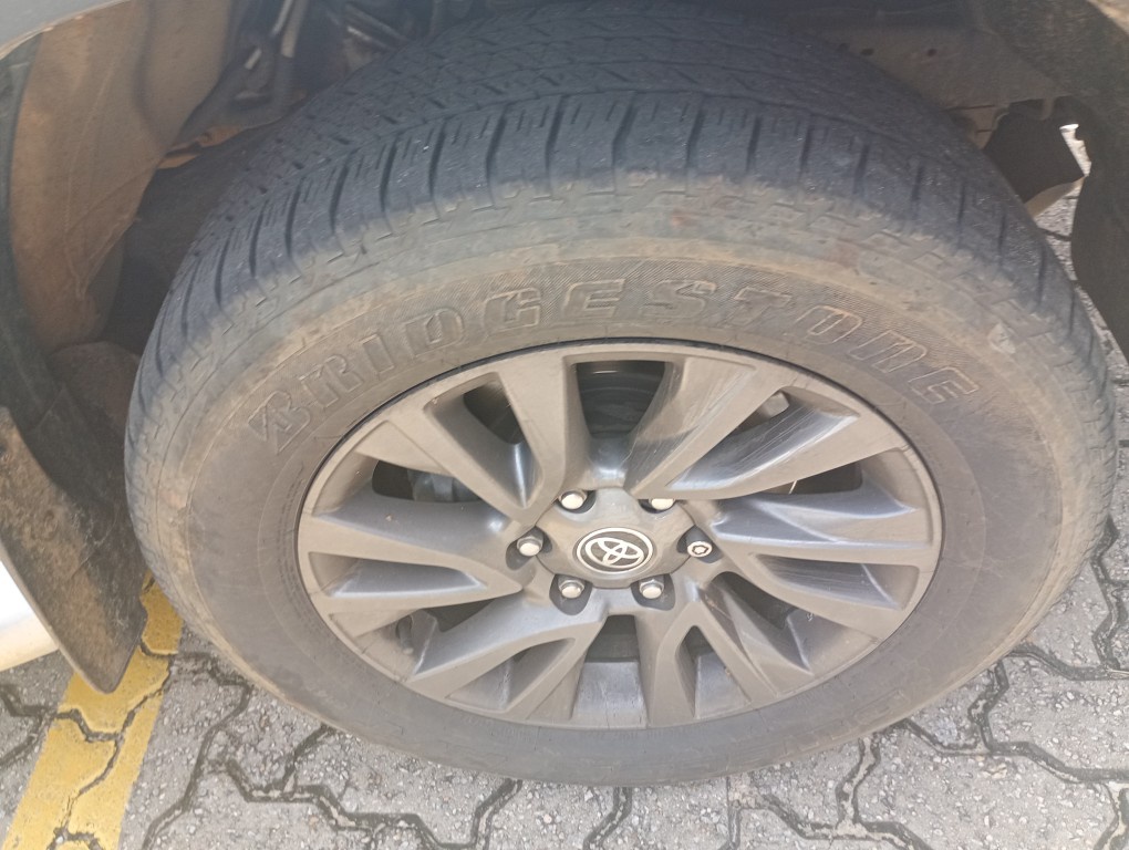 TOYOTA HILUX SW4 2.8 D-4D TURBO DIESEL SRX 7L 4X4 AUTOM&Aacute;TICO