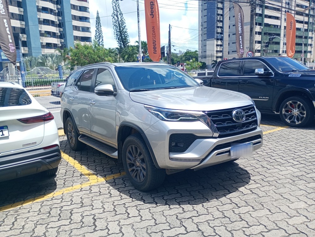 TOYOTA HILUX SW4 2.8 D-4D TURBO DIESEL SRX 7L 4X4 AUTOM&Aacute;TICO