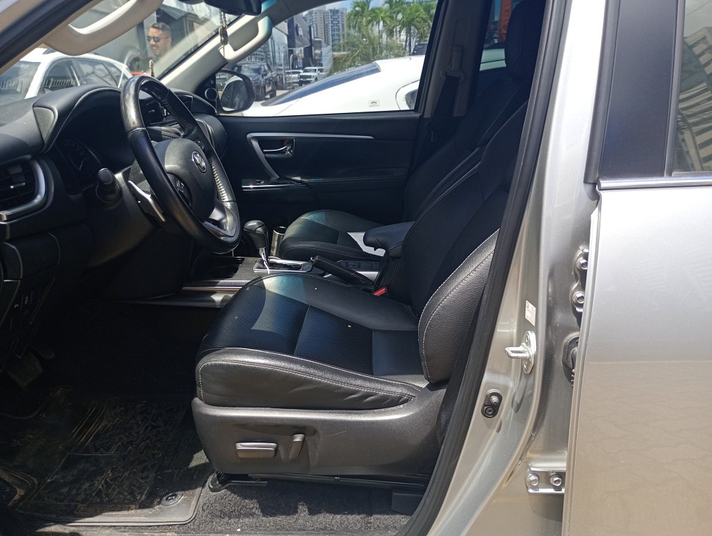 TOYOTA HILUX SW4 2.8 D-4D TURBO DIESEL SRX 7L 4X4 AUTOM&Aacute;TICO