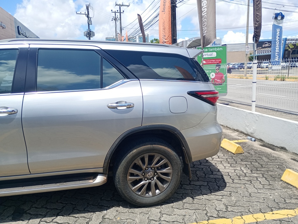 TOYOTA HILUX SW4 2.8 D-4D TURBO DIESEL SRX 7L 4X4 AUTOM&Aacute;TICO
