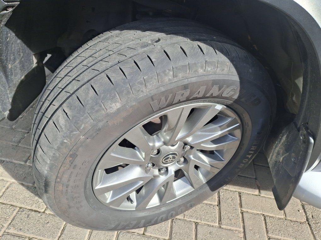 TOYOTA HILUX SW4 2.8 D-4D TURBO DIESEL SRX 7L 4X4 AUTOM&Aacute;TICO