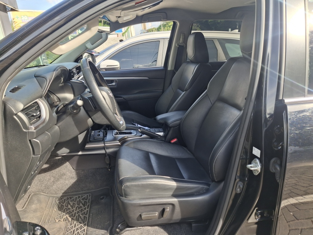 TOYOTA HILUX SW4 2.8 D-4D TURBO DIESEL SRX 7L 4X4 AUTOM&Aacute;TICO