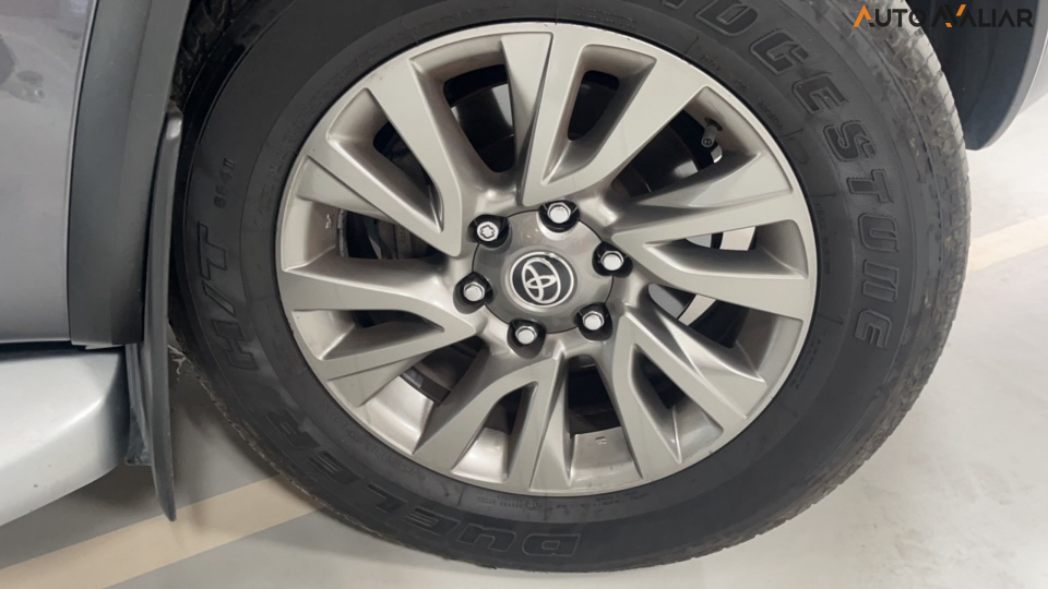 TOYOTA HILUX SW4 2.8 D-4D TURBO DIESEL SRX 7L 4X4 AUTOM&Aacute;TICO