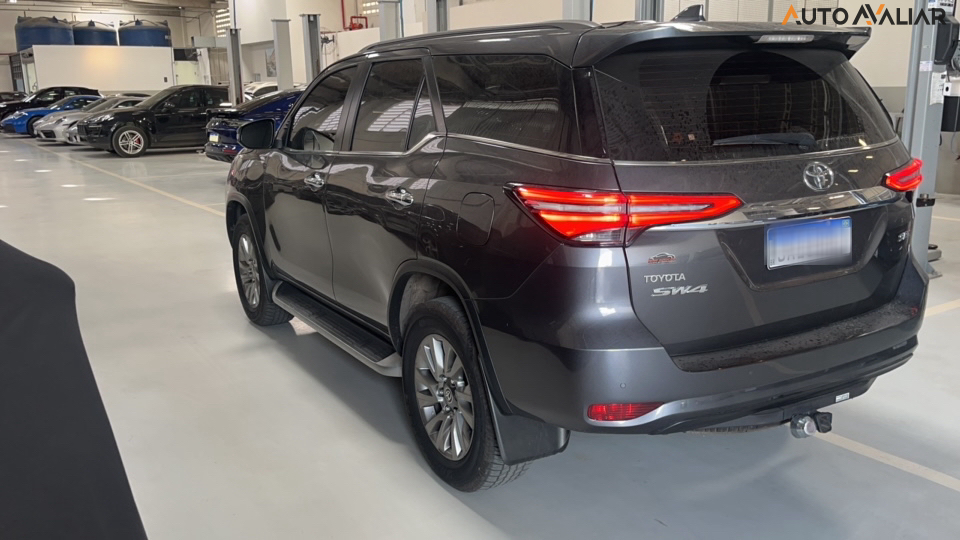 TOYOTA HILUX SW4 2.8 D-4D TURBO DIESEL SRX 7L 4X4 AUTOM&Aacute;TICO