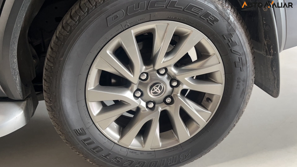 TOYOTA HILUX SW4 2.8 D-4D TURBO DIESEL SRX 7L 4X4 AUTOM&Aacute;TICO