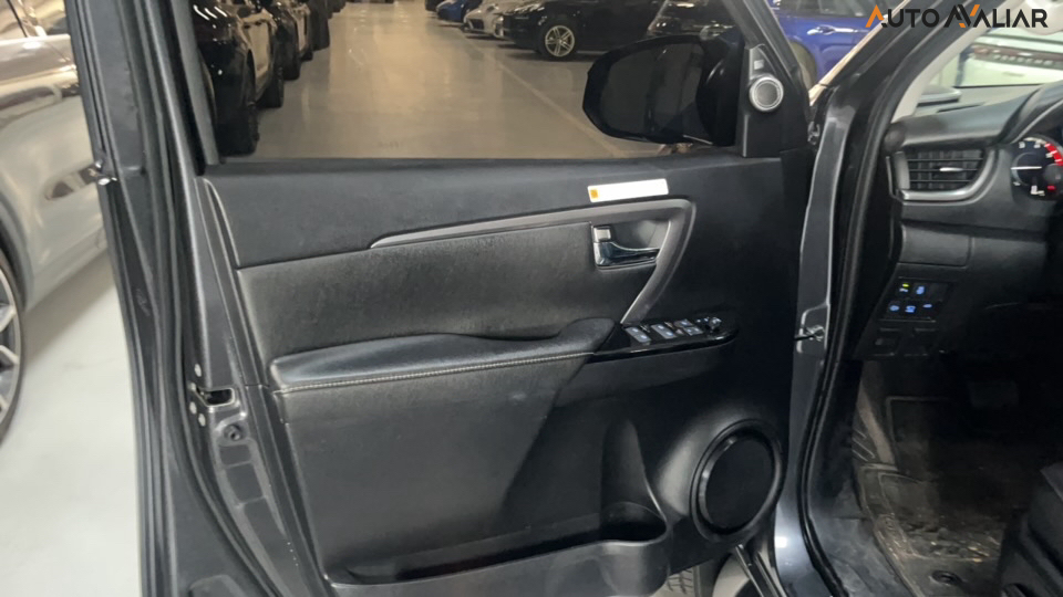 TOYOTA HILUX SW4 2.8 D-4D TURBO DIESEL SRX 7L 4X4 AUTOM&Aacute;TICO