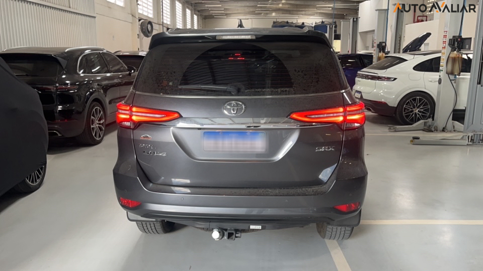 TOYOTA HILUX SW4 2.8 D-4D TURBO DIESEL SRX 7L 4X4 AUTOM&Aacute;TICO