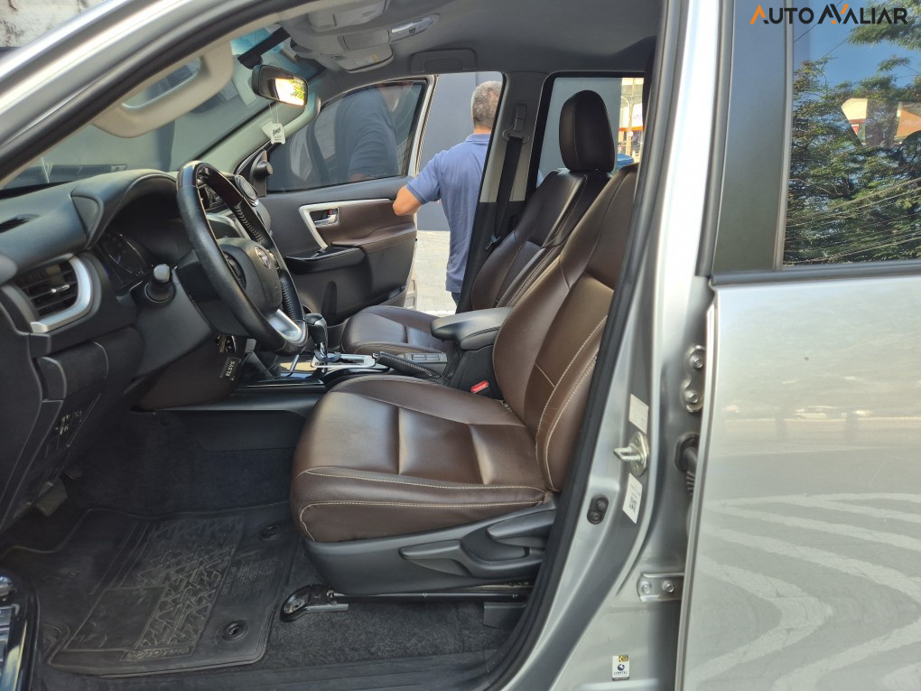 TOYOTA HILUX SW4 2.7 SR 4X2 16V FLEX 4P AUTOMATICO