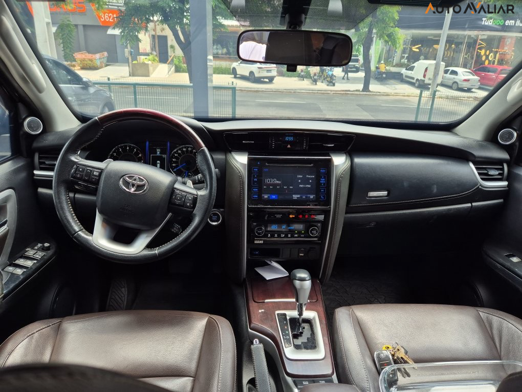 TOYOTA HILUX SW4 2.7 SRV 7 LUGARES 4X2 16V FLEX 4P AUTOMATICO