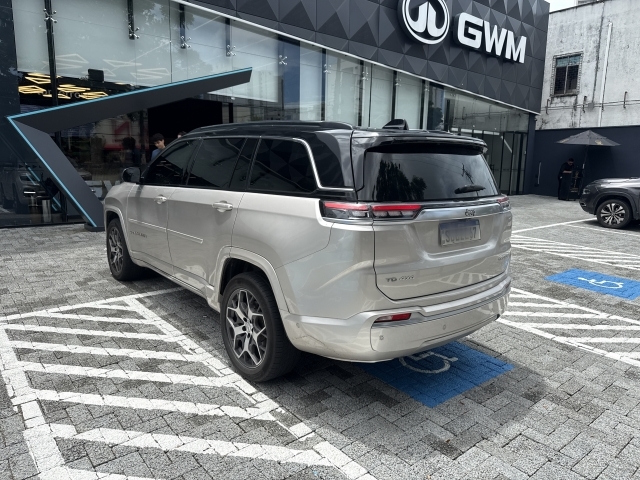 JEEP COMMANDER 2.0 TD380 TURBO DIESEL OVERLAND AT9