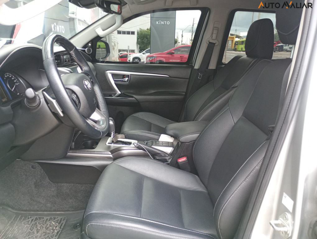 TOYOTA HILUX SW4 2.8 D-4D TURBO DIESEL SRX PLATINUM 7L 4X4 AUTOM&Aacute;TICO