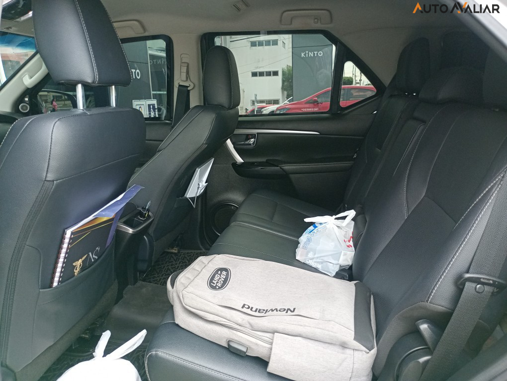 TOYOTA HILUX SW4 2.8 D-4D TURBO DIESEL SRX PLATINUM 7L 4X4 AUTOM&Aacute;TICO