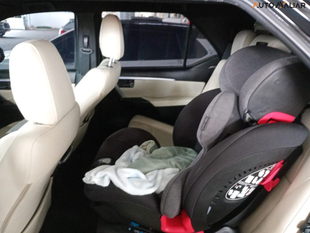 TOYOTA HILUX SW4 2.8 D-4D TURBO DIESEL DIAMOND 7L 4X4 AUTOM&Aacute;TICO