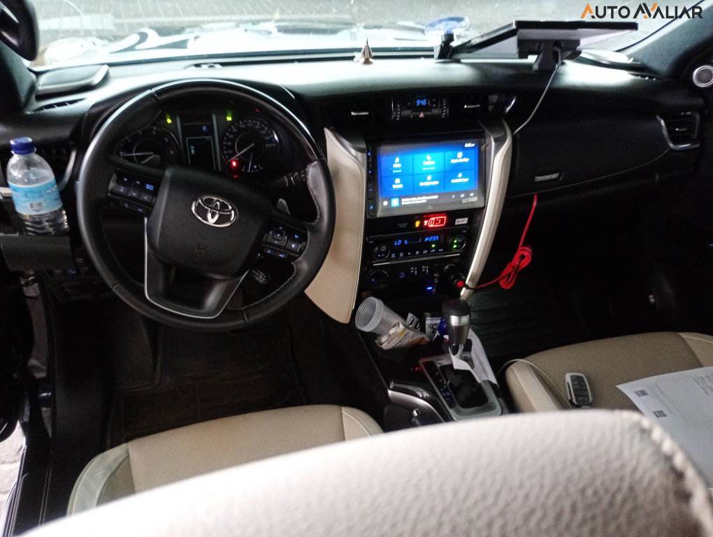 TOYOTA HILUX SW4 2.8 D-4D TURBO DIESEL DIAMOND 7L 4X4 AUTOM&Aacute;TICO