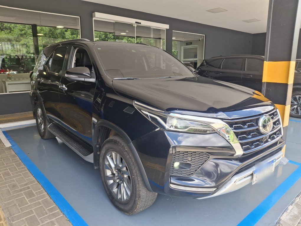 TOYOTA HILUX SW4 2.8 D-4D TURBO DIESEL SRX 7L 4X4 AUTOMÁTICO