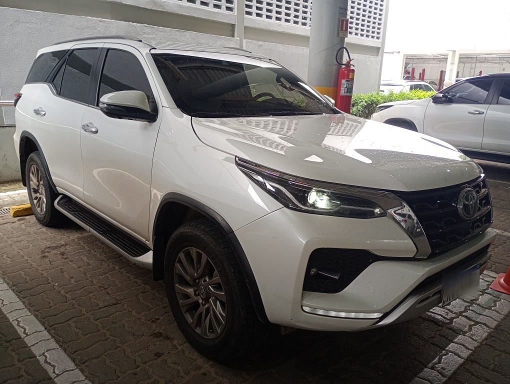 TOYOTA HILUX SW4 2.8 D-4D TURBO DIESEL SRX 7L 4X4 AUTOMÁTICO