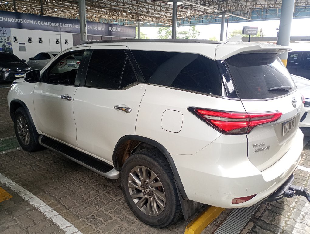 TOYOTA HILUX SW4 2.8 D-4D TURBO DIESEL SRX 7L 4X4 AUTOM&Aacute;TICO