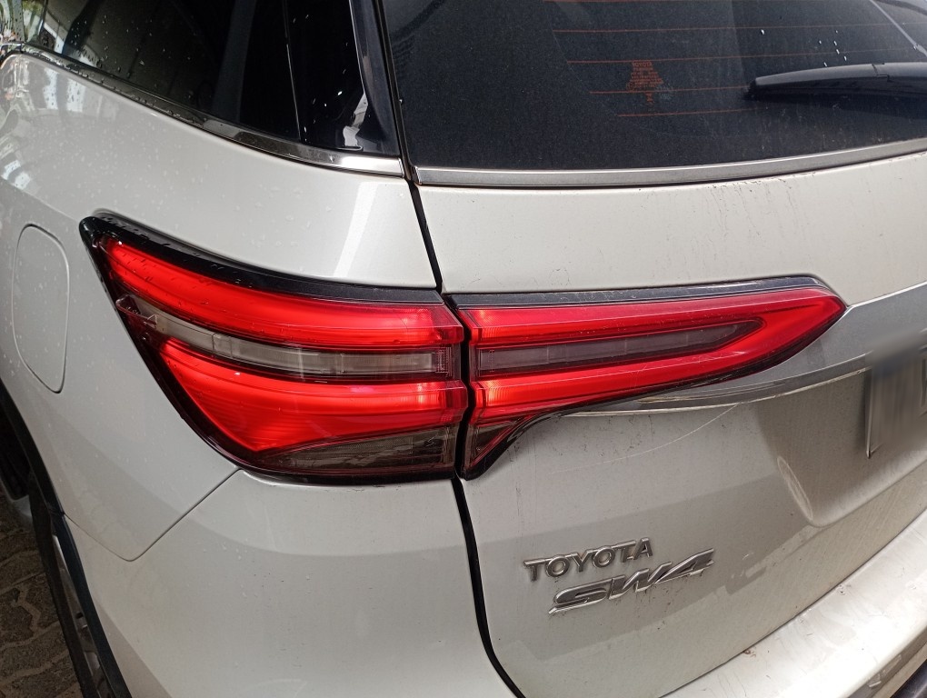 TOYOTA HILUX SW4 2.8 D-4D TURBO DIESEL SRX 7L 4X4 AUTOM&Aacute;TICO