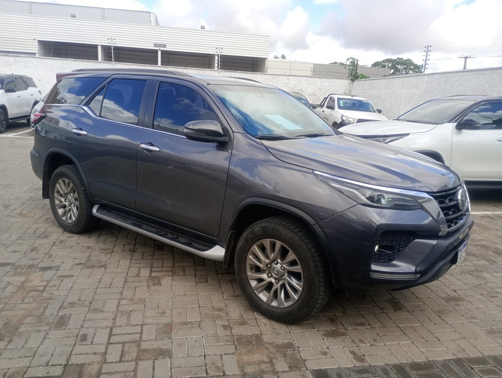 TOYOTA HILUX SW4 2.8 D-4D TURBO DIESEL SRX 7L 4X4 AUTOMÁTICO