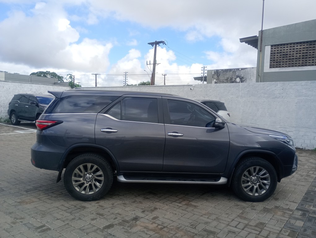 TOYOTA HILUX SW4 2.8 D-4D TURBO DIESEL SRX 7L 4X4 AUTOM&Aacute;TICO