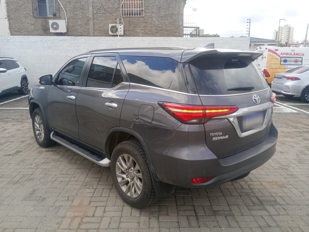 TOYOTA HILUX SW4 2.8 D-4D TURBO DIESEL SRX 7L 4X4 AUTOM&Aacute;TICO
