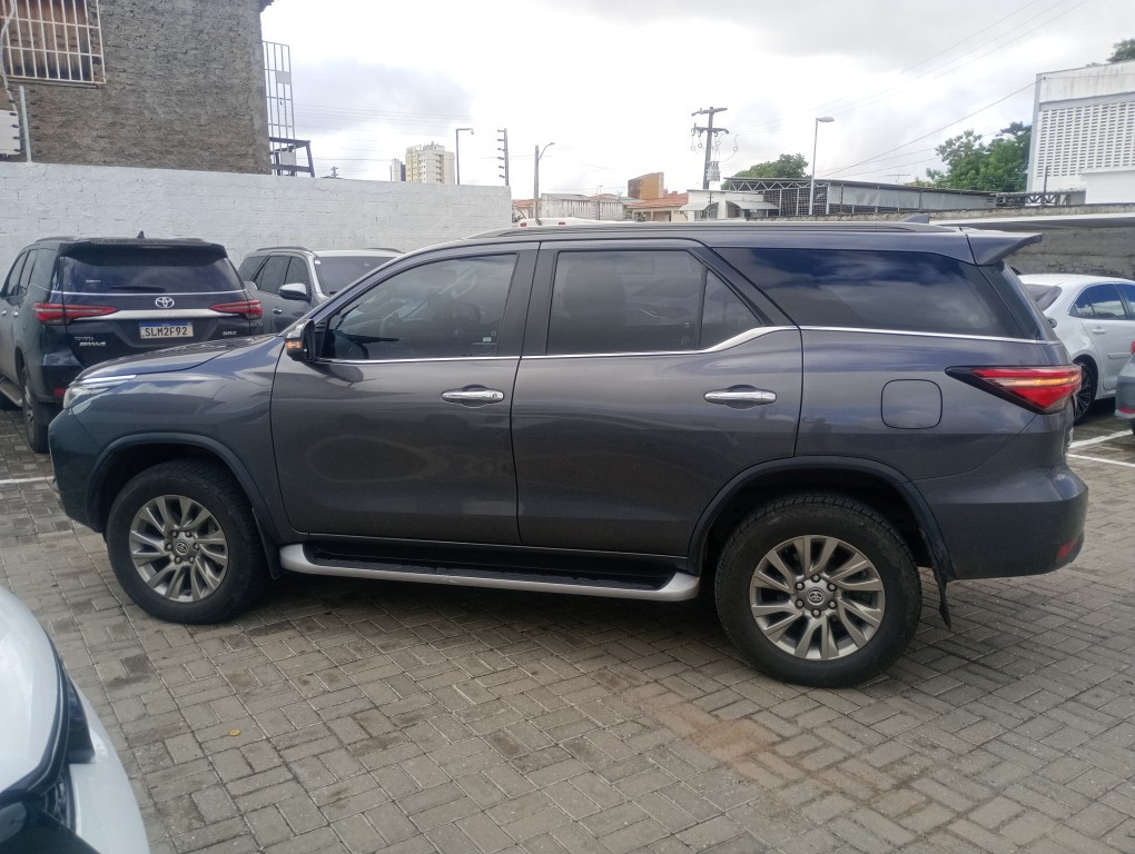 TOYOTA HILUX SW4 2.8 D-4D TURBO DIESEL SRX 7L 4X4 AUTOM&Aacute;TICO