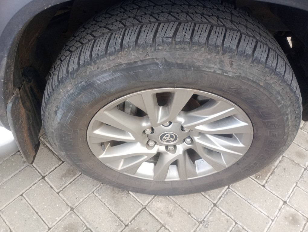 TOYOTA HILUX SW4 2.8 D-4D TURBO DIESEL SRX 7L 4X4 AUTOM&Aacute;TICO