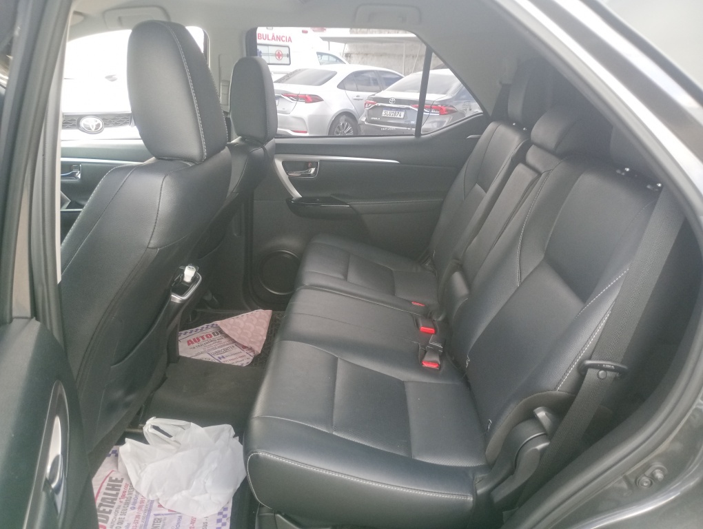 TOYOTA HILUX SW4 2.8 D-4D TURBO DIESEL SRX 7L 4X4 AUTOM&Aacute;TICO