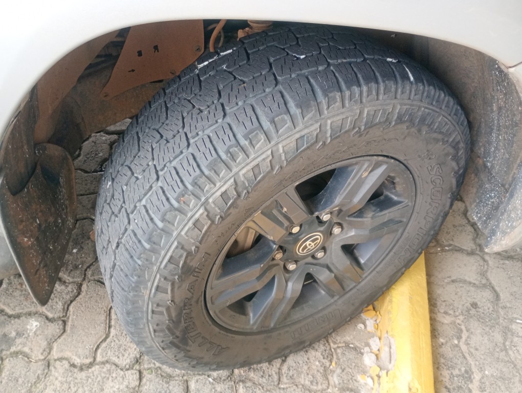 TOYOTA HILUX 2.8 D-4D TURBO DIESEL CD SR 4X4 AUTOM&Aacute;TICO